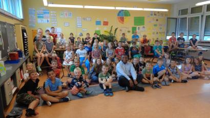 Bild: amö
Pfarrvikar Emmanuel inmitten der Kinder: Der Geistliche hatte viele Fragen zu beantworten.