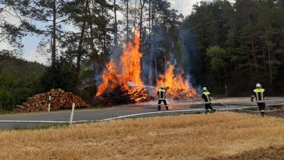 Bild: Roland Löb/ exb
100 Ster Holz standen zwischen Viehhofen und Velden in Vollbrand.