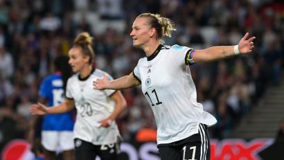 Bild: Sebastian Gollnow/dpa
Deutschlands Alexandra Popp bejubelt ihr Tor zum 1:0.