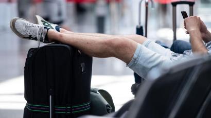 Symbolbild: Marius Becker/dpa
Derzeit ist an deutschen Flughäfen mit Verzögerungen im Reiseverkehr zu rechnen. Reisende sollten ihre Rechte bei Flugausfällen, Gepäckverlust, Waldbränden im Urlaubsland und den Corona-Bestimmungen kennen.