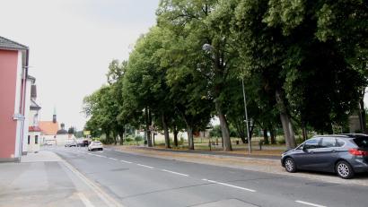 Bild: bjp
Unübersichtliche Linkskurve, Bahnschranke und dazu künftig auf der Fahrbahn haltende Busse: Die vorgeschlagene Neugestaltung der Park-Seite der Bahnhofstraße, bei der ein Großteil der Seitenbucht zugunsten eines Rad- und Fußwegs beseitigt und die Bushaltestelle auf die Fahrbahn verlegt werden soll, könnte nach Meinung einiger Stadträte Verkehrsbehinderungen und Unfallgefahren heraufbeschwören.