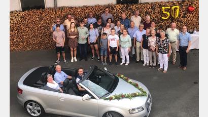 Bild: szl
Im Kreise der Familie feierten Anni und Michael Gleißner (auf dem Rücksitz) ihre goldene Hochzeit. Nach dem Sektempfang im Hof ging es im geschmückten Brautauto zur Feier in den Hotelgasthof Igl.