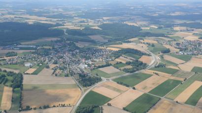 Bild: mür
Seit Mittwochmittag läuft der Verkehr über die neue Ortsumgehung an Plößberg vorbei. Die neue Trasse bringt Verbesserungen in vielerlei Hinsicht.