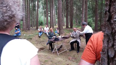 Bild: as
An der vorgetäuschten Grenze ist Endstation für viele Flüchtlinge. Sie wurden mit perfiden Mitteln in die Falle gelockt. Die Zuschauer erleben die Festnahme im Wald hautnah mit.