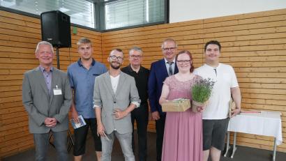 Bild: Lisa Dittrich/exb
Die Prüfungsbesten zeigt das Bild mit den Vertretern der prüfenden Stellen Josef Hofbauer, Markus Huber und Johannes Hebauer (von links).