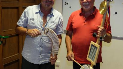 Bild: do
Zur Verwendung für die Kultveranstaltungen der Vorbacher Freidamusi finanzierte der Kulturverein mit Unterstützung des LAG Forums NeustadtPlus die Anschaffung einer Teufelsgeige, eines Instrumentenständers und von Kleininstrumenten. Es freuen sich Vorsitzender Gerd Retzer (rechts) und sein Vize Werner Meier