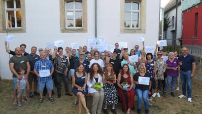 Bild: jzk
„Lasst es euch heute gut gehen“, forderte Bürgermeister Roman Schäffler (rechts) die ehrenamtlichen Helfer auf, nachdem er ihnen ein Dankeschön für ihre Mitarbeit im Familien- und Bürgerzentrum Mittendrin gesagt hatte.
