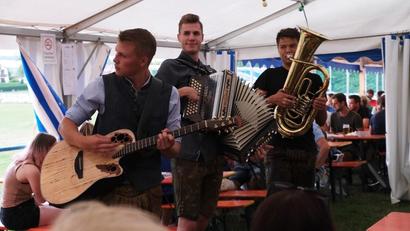 Bild: Renate Hilbuger/exb
Beim Bayerischen Abend des SV Altenstadt bei Vohenstrauß sorgen die Musiker von „Kreitz&Quer“ für super Stimmung im Festzelt.