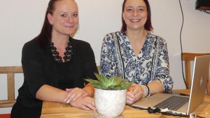 Bild: rn
Maria Rübe-Hitzinger (links) und Nicole Gleißner begleiten die Jahreshauptversammlung des Fördervereins Markus-Gottwalt-Schule mit informativen Beiträgen.