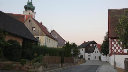 Bild: kro
Die Höchstgeschwindigkeit auf der Ortsdurchfahrt in Bad Neualbenreuth soll auf 30 km/h beschränkt werden. Die Begrenzung würde auf Höhe des Kindergartens (rechts) beginnen.