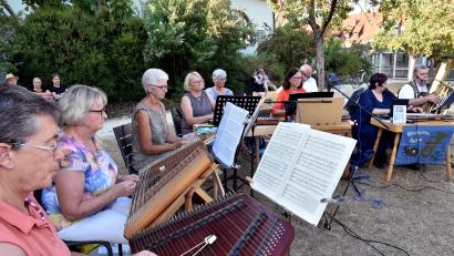 Bild: Stephan Huber
Bei der Serenade musizierten der Zitherklub Amberg 1893 & die Blecherne Sait'n im Maltesergarten Amberg.