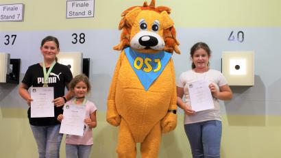 Bild: wec
Die glücklichen Ebermannsdorfer Schützinnen nach der Preisverleihung (von links): Julie Ranglova, Leni Steup, Tiro, das Maskottchen der Oberpfälzer Schützenjugend, und Isabell Steup.