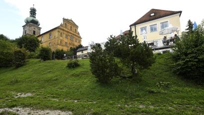 Bild: Petra Hartl
Die Gaststätte zu Füßen der Wallfahrtskirche Mariahilf in Amberg soll umgebaut und erweitert werden. Grund für eine kontroverse öffentliche Diskussion.