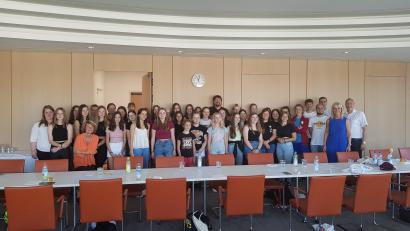 Bild: KJR Tirschenreuth, Jürgen Preisinger/exb
Die Klassen 8a und 8b der Mädchenrealschule Waldsassen mit ihren Lehrern Michael Arbter und Verena Pentner, Mitglieder der Jugendräte aus dem Landkreis Tirschenreuth und KJR-Vorsitzender Jürgen Preisinger trafen Sozialministerin Ulrike Scharf (Zweite von rechts).