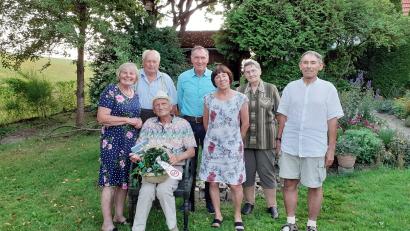 Bild: fks
Viele Gratulanten fanden sich am 80. Geburtstag von Robert Menzel (vorne sitzend) in dessen Haus ein, um mit ihm dessen runden Geburtstag zu feiern.