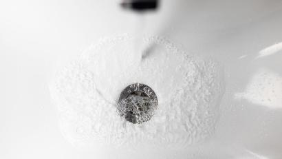 Bild: Philipp von Ditfurth/dpa/Symbolbild
Wasser läuft aus einem Wasserhahn.