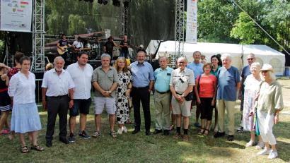 Bild: Josef Götz/exb
Gastgeber und Gäste zeigt das vor der großen Bühne im Park der Partnerstadt in Tschechien.