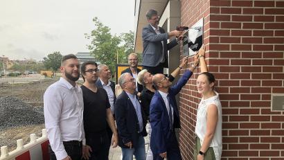 Bild: wro
Nach dem Festakt folgte die Arbeit. Das Schild mit der Aufschrift „Schule ohne Rassismus, Schule mit Courage" wurde am Haupteingang befestigt. Als Handwerker am Akku-Schrauber betätigte sich der Stellvertretende Schulleiter des BSZ Wiesau, Wolfgang Prebeck.