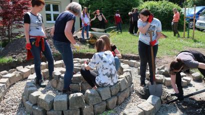 Bild: wrm
Die Klasse K10b hat mit Oberstudienrätin Susanne Troidl und Dagmar Thimm-Böhringer vom Landratsamt eine Kräuterspirale angelegt.