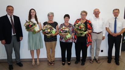 Bild: ads
Pfarrer Josef Irlbacher (links), Pfarrgemeinderatssprecher Martin Bergmann und Kirchenpfleger Martin Nagler (von rechts) verabschieden Daniele Görlich, Maria Kraus, Rosalinde Meier und Annemarie Igl (ab Zweite von links).