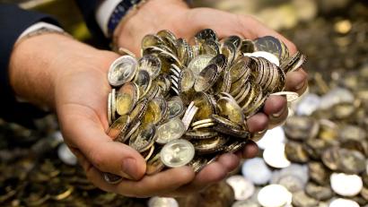 Symbolbild: Sven Hoppe/dpa
Das Amtsgericht Amberg sah es als erwiesen an, dass ein 28-Jähriger, der Geldautomaten in Bankfilialen warten sollte, sich drei Mal aus deren Münzkassetten bedient hat.