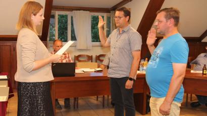 Bild: pi
Bürgermeisterin Marina Hirnet vereidigt Stefan Frischholz (rechts) und Achim Helgert als Feldgeschworene.