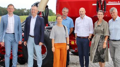 Bild: Thomas Dobler
Die Folgen des Ukrainekriegs auf die Region beschäftigen die Firma Horsch und Agentur für Arbeit Schwandorf. Man traf sich zum Gedankenaustausch. Von links Bernhard Lang, Peter Rihm und Katja Ertl von der Agentur, Kreishandwerksmeister Ernst Maler, sowie von Horsch Steffen Besserer und das Ehepaar Cornelia und Michael Horsch.