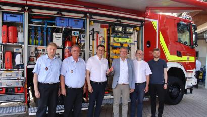 Bild: mfh
Die Fahrzeugübergabe und -segnung vollziehen (von links) Kommandant Jürgen Schloß, Feuerwehr-Vorsitzender Hans König, Berthold Kilian von der Firma Fire & Safety Kilian, Bürgermeister Michael Göth, Diakon Peter Bublitz und Pfarrer Daniel Götzfried.