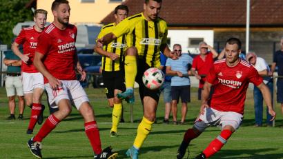 Bild: ham
Der Vilzinger Andreas Jünger (am Ball) traf gegen Pfreimd sieben Mal.