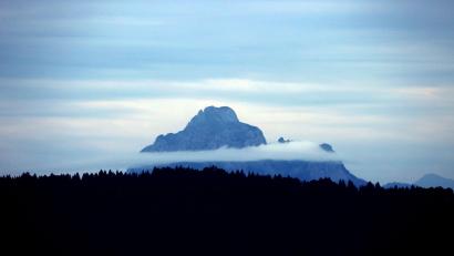 Symbolbild: Karl-Josef Hildenbrand/dpa
Die Alpen - hier der Säuling - bringen die feuchte Luft dazu, nach oben zu steigen. Dort ist es kälter, deshalb bilden sich Regenwolken.