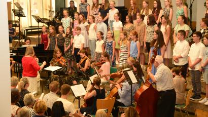 Bild: bey
"Die Schule ist aus", behaupten Unterstufenchor und Orchester unter Leitung von Marina Gmeiner in Abwandlung eines bekannten Hits von José Feliciano.