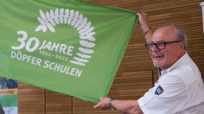 Bild: Hirsch
Ein Transparent in der Firmen-Farbe: Gründer Hubert Döpfer feierte mit der Belegschaft das 30-jährige Jubiläum am Standort Schwandorf.