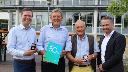 Bild: Landratsamt Bayreuth/exb
Landrat Florian Wiedemann (von links), die Altlandräte Hermann Hübner und Dr. Klaus-Günter Dietel sowie Euromint-Geschäftsführer Leif Burghard präsentieren das Landkreisbuch und die Sonderprägung „50 Jahre Landkreis Bayreuth“.