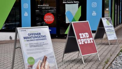 Bild: Stephan Huber
"Endspurt" steht auf einem Plakatständer vor dem Servicebüro von Teranet in der Bayreuther Straße in Sulzbach-Rosenberg. Der Endspurt hat nichts gebracht - es haben sich nicht genügend Bürger von den Angeboten des Unternehmens überzeugen lassen.