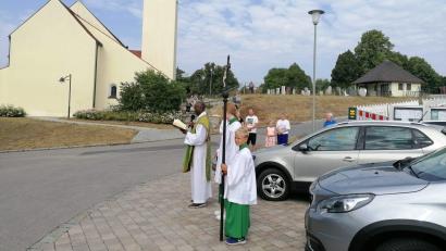 Bild: aun
Pfarrer Charles Nwamiro ruft am Kirchparkplatz in Utzenhofen Gottes Segen auf die Fahrzeuge herab.