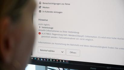 Bild: Gabi Schönberger
Ein rotes Ausrufezeichen warnt die Eisenbahnnutzer inzwischen pauschal bei vielen Alex-Verbindungen im Voraus: Rechnen Sie damit, vielleicht gar nicht erst mitgenommen zu werden.