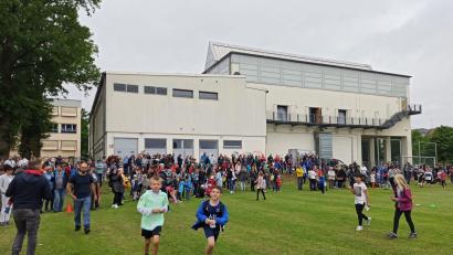 Archivbild: Dr.-Heinrich-Stromer-Grundschule Auerbach/exb
Die Dr.-Heinrich-Stromer-Grundschule in Auerbach soll in einigen Jahren saniert beziehungsweise neu gebaut werden. Zur Energieversorgung gibt es im Stadtrat noch Diskussionsbedarf.
