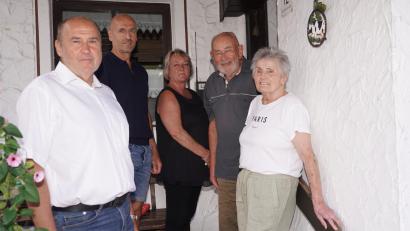 Bild: fvo
Anneliese Geitner (rechts) feiert gelassen im Kreise ihrer Familie ihren 80. Geburtstag. Für die Marktgemeinde gratuliert Zweiter Bürgermeister Roman Bauer (links).