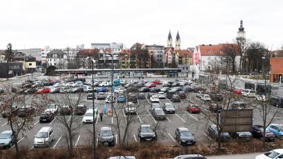 Archivbild: Gabi Schönberger
Etliche Autos stehen auf dem Weidener Naabwiesenparkplatz.