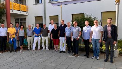 Bild: Kliniken Nordoberpfalz/exb
Kemnaths Bürgermeister Roman Schäffler (links) und Krankenhausleiter Timo Sonntag (rechts) freuten sich über die gut besuchte Informationsveranstaltung am Krankenhaus Kemnath.