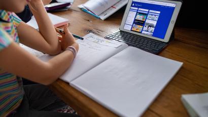 Symbolbild: Guido Kirchner/dpa
An der Jobst-vom-Brandt-Schule in Waldershof verfügen nun alle Kinder über I-Pads.