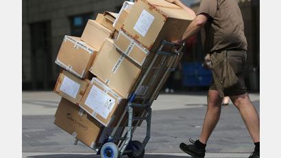 Symbolbild: Oliver Berg/dpa
Ein Paketbote liefert Pakete aus. In Neustadt war ein Mann mit dem Service seines Zustellers unzufrieden und verpasste ihm einen Faustschlag.