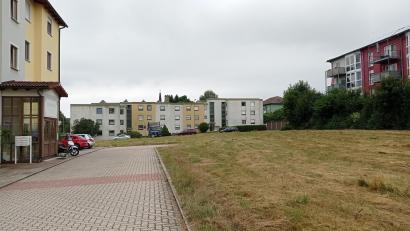 Bild: fpoz
Nachbarn wehren sich gegen den Bau eines Mehrfamilienwohnhauses mit 13 Wohnungen auf einer Fläche (Bild) im Bereich Martin-Luther-Straße/Ringstraße.