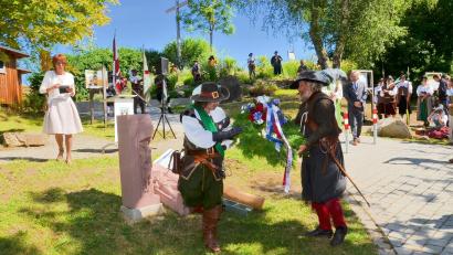 Bild: fjo
Mit seinem tschechischen Freund Ladislav Rytíř unterstreicht Ortsheimatpfleger Andreas Ringholz (vorne, links) den historischen Wert des Jahrestags durch das Niederlegen eines Gedenkkranzes.