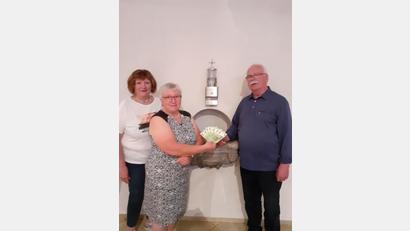 Bild: Alfons Kaufmann/exb
Angelika Vohl und Renate Troppmann übergaben die Spende an Kirchenpfleger Günther Flierl.