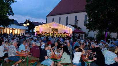 Bild: mab
Alles, was das Herz begehrt, war bei der Sommerserenade vor der Kulisse der Pfarrkirche geboten: Eine frische Halbe mit Brotzeit und Musik, passend zur traumhaften Sommernacht.