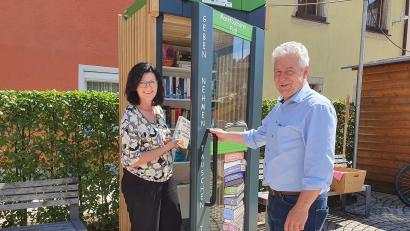 Bild: Lowak
Büchereileiterin Gisela Kreisel und Bürgermeister Robert Lindner freuen sich über die neue Bücherzelle auf dem Flosser Marktplatz.