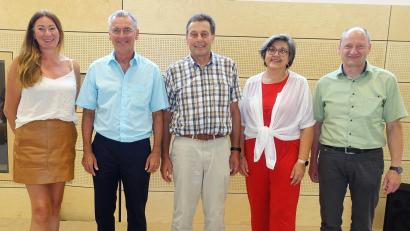 Bild: Siegfried Fuchs/exb
In den Ruhestand verabschiedete (von links) Rektorin Heike Huhnholz ihren Stellvertreter, Konrektor Bernhard Keck, und Lehrer Helmut Renner. Mit im Bild die vormalige Rektorin Renate Scharrer und der Vorsitzende der Verwaltungsgemeinschaft Velden-Hartenstein-Vorra, Herbert Seitz.