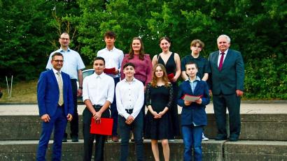 Bild: Ramona Lachmann/Mittelschule Tirschenreuth/exb
Die acht Prüfungsbesten der Mittelschule sind (hintere Reihe) Maxim Gmeiner (9 a), Anja Schedl (M 10), Hannah Lempert (9 a), Andreas Schwägerl (M 10) sowie (vordere Reihe) Julian Beer (9 a), Denis Heindl (M 10), Emilia Sowa (M 10) und Moritz Wager (M 10). Es gratulierten Schulleiter Jürgen Bayer, Elternbeiratsvorsitzender Andreas Fischer (von links) und Zweiter Bürgermeister Peter Gold (rechts)