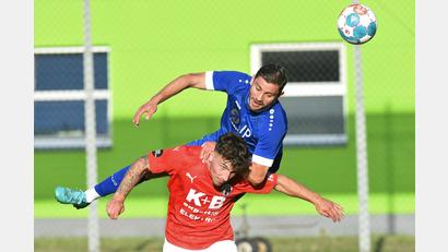 Bild: G. Büttner
Chousein Chousein (oben) reiht sich in die lange Liste der verletzten und angeschlagenen Spieler bei der SpVgg SV Weiden ein. Die Schwarz-Blauen hoffen, dass im Heimspiel gegen den SC Eltersdorf die im Wochenverlauf präsentierten vier Neuzugänge spielberechtigt sind.